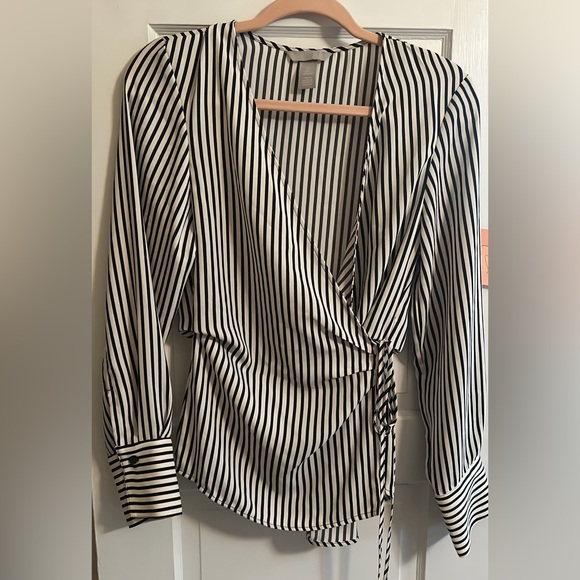 H&M Size small - Picture 2 of 3